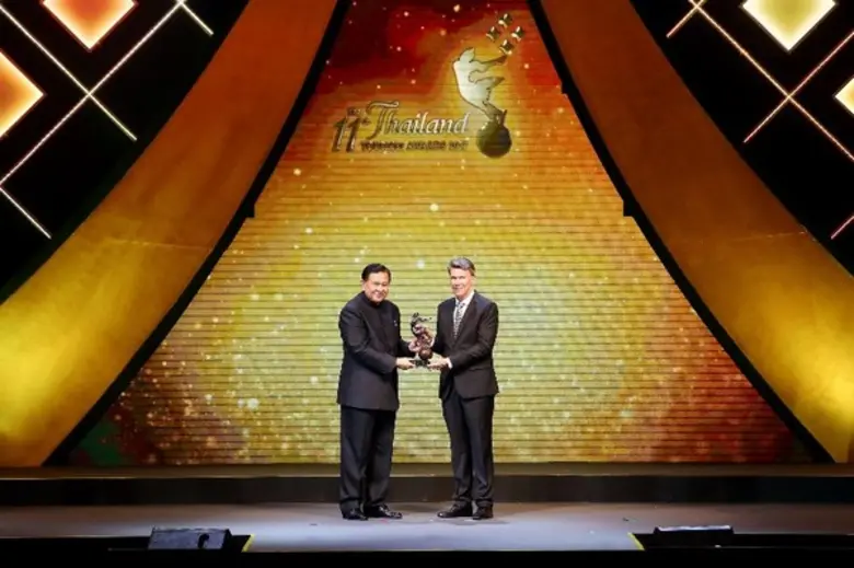 เดวิด มาร์เท่นส์ (ขวา) ผู้จัดการทั่วไป โร...