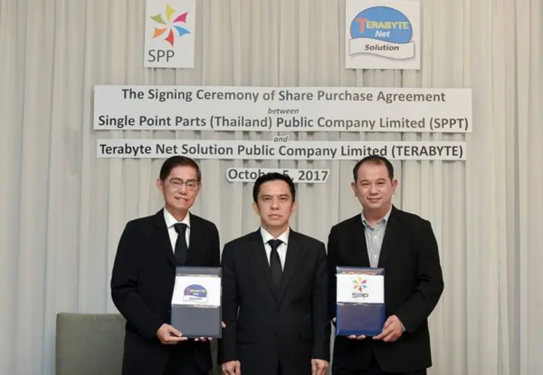 คุณประพจน์ พลพิพัฒนพงศ์ (ซ้าย) ประธานคณะก...