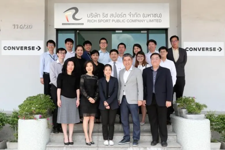 นางสาวพาพิชญ์ วงศ์ไพฑูรย์ปิยะ (แถวหน้าที่...