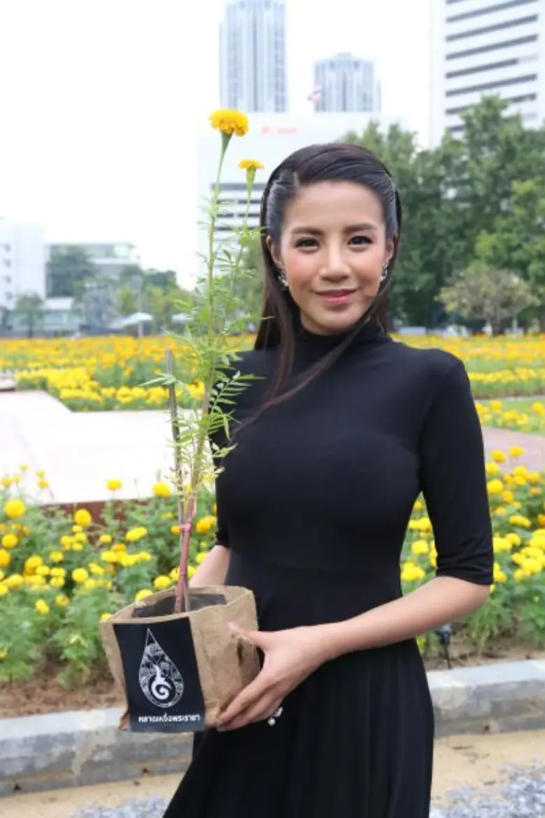 ใบเตย-เอี๊ยง-บิว ศิลปินจิตอาสาปลูกดอกดาวเรือง ร่วมน้อมส่งเสด็จในหลวงรัชกาลที่ 9