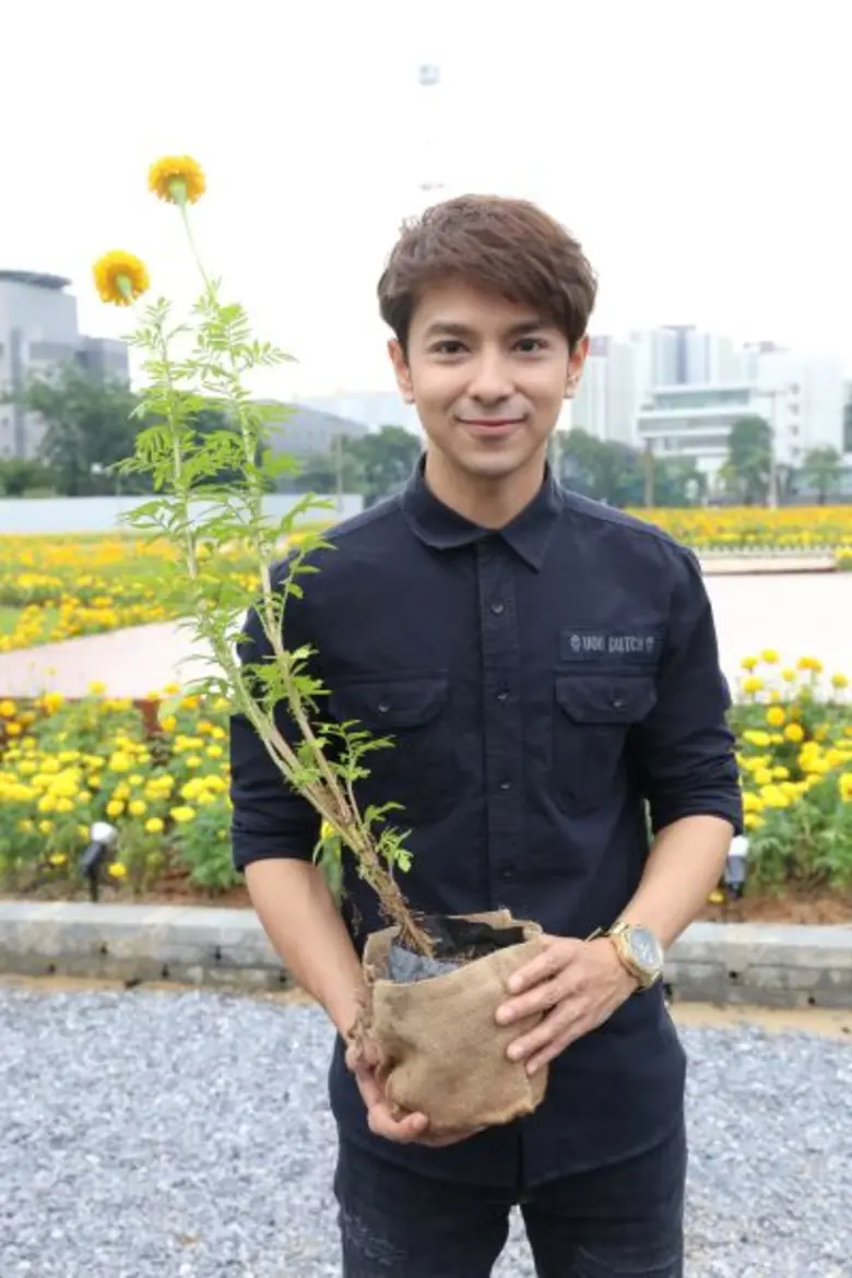 ใบเตย-เอี๊ยง-บิว ศิลปินจิตอาสาปลูกดอกดาวเรือง ร่วมน้อมส่งเสด็จในหลวงรัชกาลที่ 9