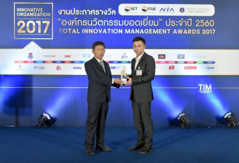 คุณสามารถ ฉั่วศิริพัฒนา (ขวา) ประธานกรรมก...