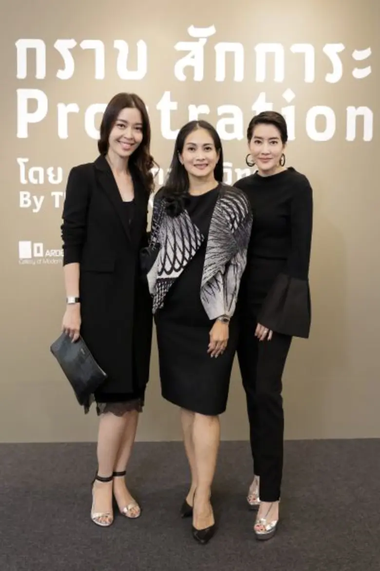 สยามพิวรรธน์ ร่วมกับ หอศิลป์ร่วมสมัยอาร์เดล เชิญชมนิทรรศการ “กราบ สักการะ” โดย ศาสตราจารย์ถาวร โกอุดมวิทย์ จัดแสดงระหว่างวันที่ 11 – 31 ตุลาคม 2560 ณ ไลฟ์สไตล์ ฮอลล์ ชั้น 2 สยามพารากอน