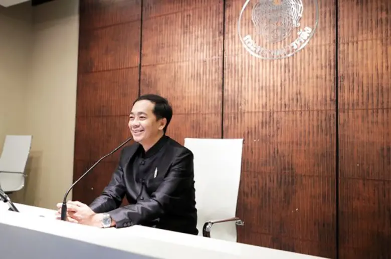 นายอภิรมย์ สุขประเสริฐ ผู้จัดการธนาคารเพื...