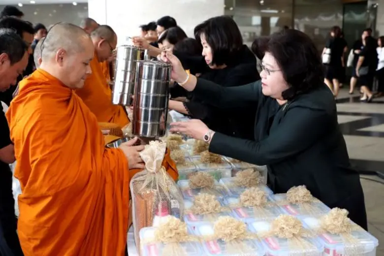 ธนาคารไทยพาณิชย์จัดพิธีทำบุญตักบาตรข้าวสา...