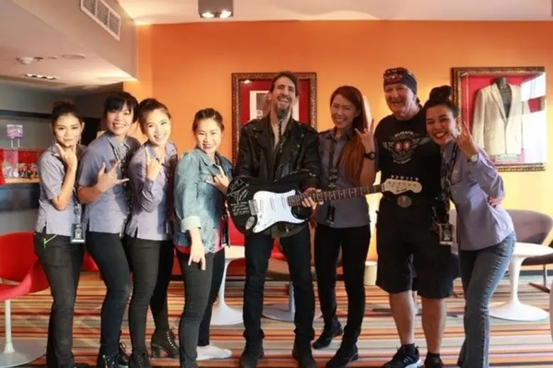 คณะผู้บริหารและพนักงานโรงแรมฮาร์ดร็อคพัทย...