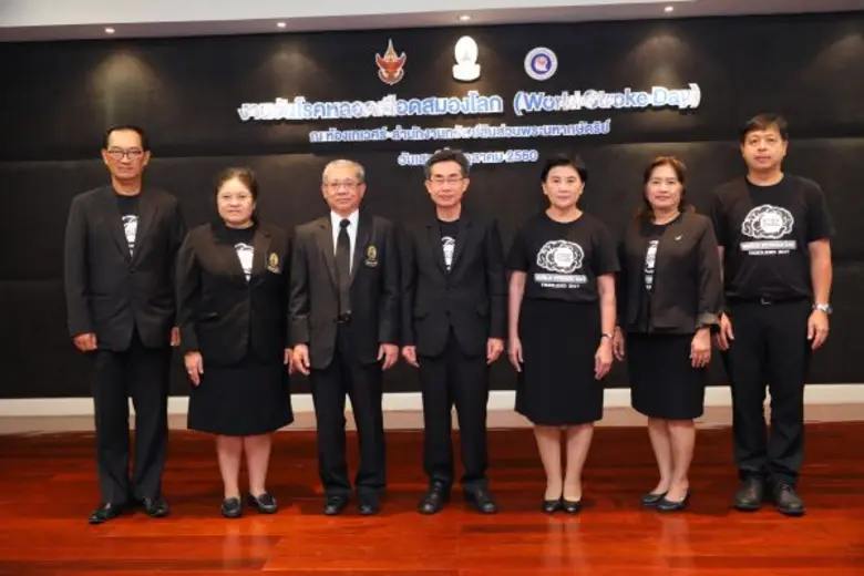 นายสมบูรณ์ ชัยเดชสุริยะ (กลาง) รองผู้อำนว...