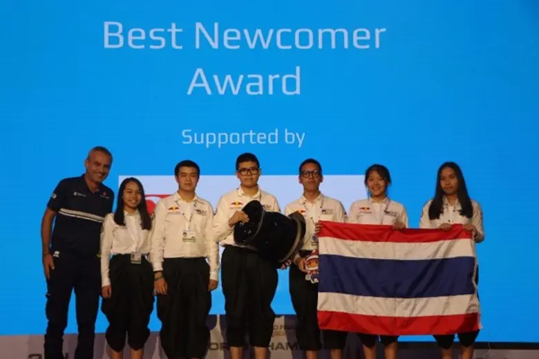 ทีมเตโช เรซซิ่ง จากโรงเรียนอำนวยศิลป์ ประ...