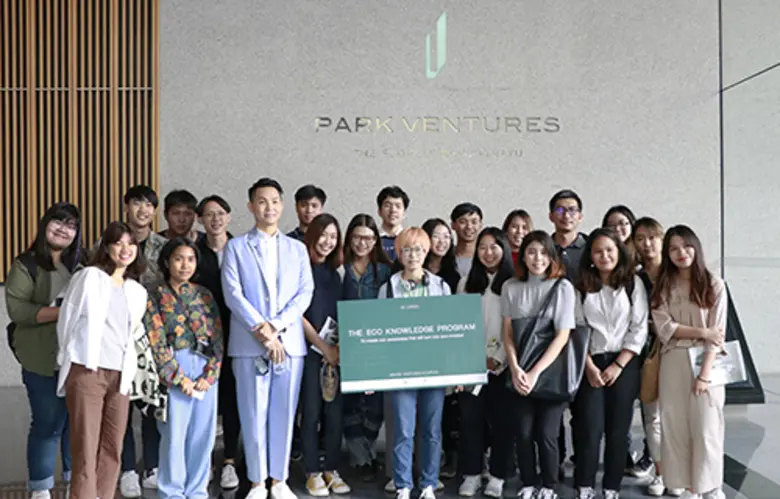 ชนะโชค ปรัชญาวุฒิรัตน์ (แถวหน้าที่ 3 จากซ...