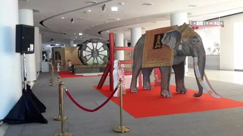 นักศึกษาม.หอการค้าไทย น้อมใจภักดีในหลวงรัชกาลที่9 ผ่านนิทรรศการเพียงพ่อก็พอเพียงหนังสือป๊อบอัพที่ใหญ่ที่สุดของไทย 12-18 ตุลาคม 2560นี้