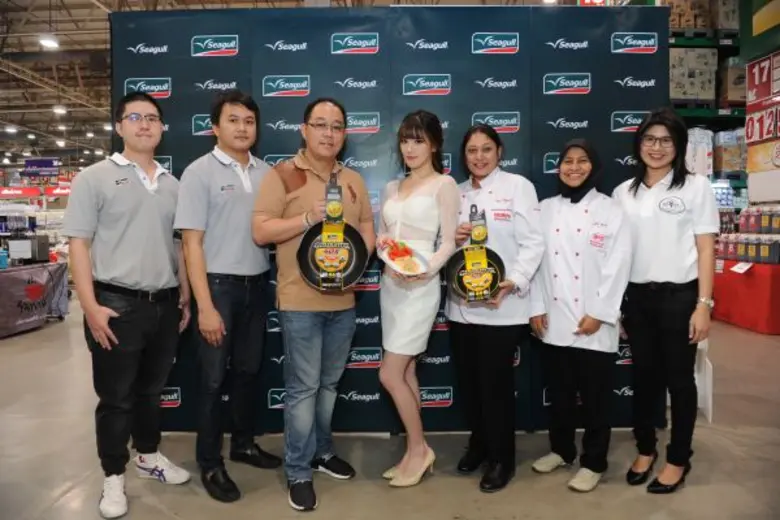 นายพงศ์พัฒน์ วรรัตนธรรม (ที่ 3 จากซ้าย) ผ...