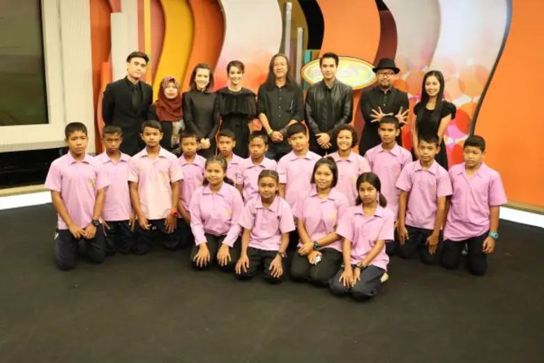 ผู้กำกับ อ๊อฟ พงษ์พัฒน์ วชิรบรรจง พร้อมด้...