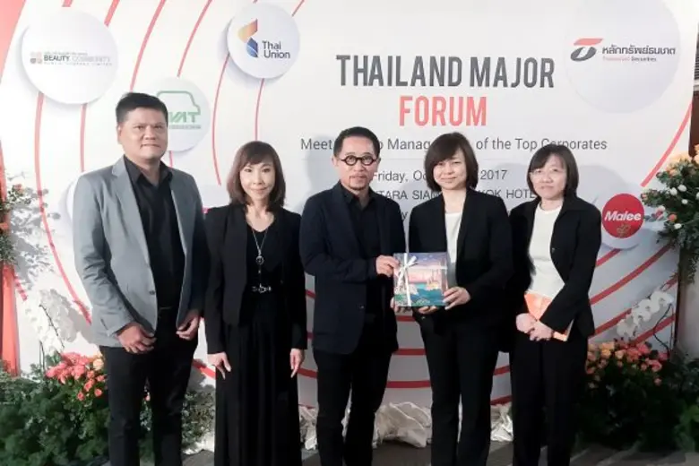 นายแพทย์สุวิน ไกรภูเบศ (กลาง) ประธานเจ้าห...