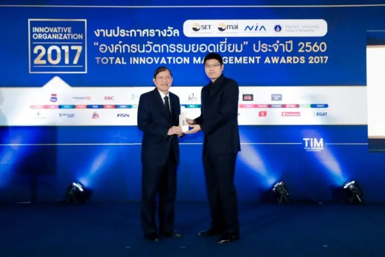 ดร. ชัยวัฒน์ วิบูลย์สวัสดิ์ ( ซ้าย ) ประธ...