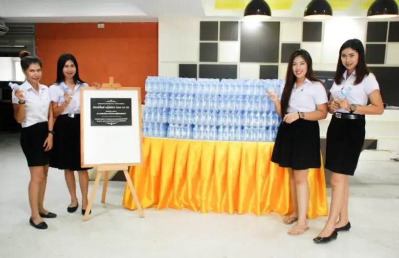 สำนักวิทยบริการฯ มรภ.สงขลา แจกฟรีน้ำดื่ม 999 ขวด ถวายเป็นพระราชกุศลในหลวง ร.9-ปั้นนักอ่านตามรอยพ่อ