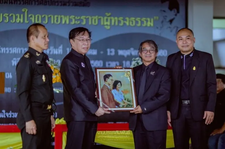 ทัศนศิลป์ ราชภัฏโคราช เชิญชมนิทรรศการ “ร้อยรวมใจถวายพระราชาผู้ทรงธรรม”