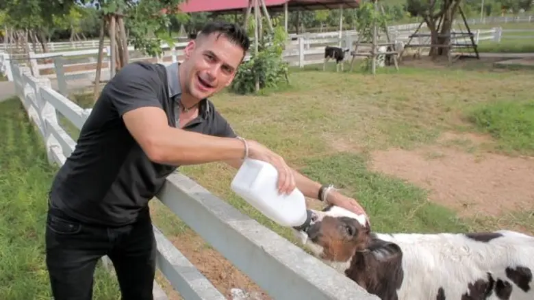 ทีวีไกด์: รายการ "หลงรักยิ้ม"  สัมผัสเรื่องราวแห่งการพัฒนา กับฝรั่งหัวใจไทย “แดเนียล” ณ โครงการชั่งหัวมัน