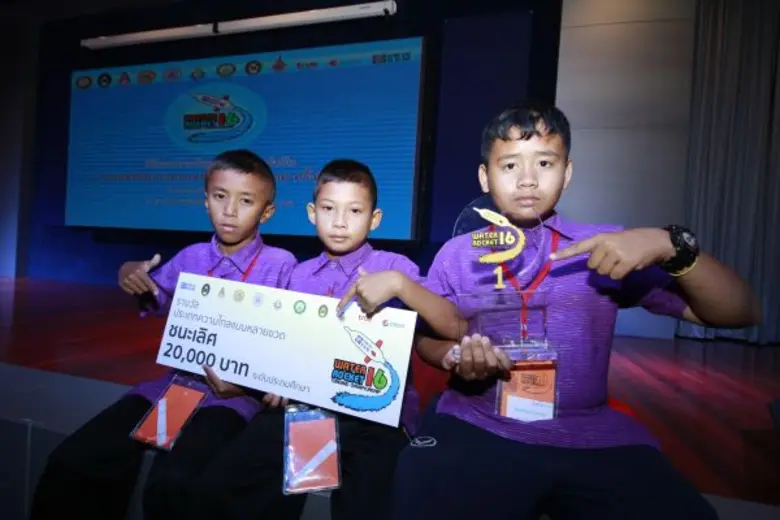 ทีม “Very Near Project” ตรังคริสเตียนศึกษา คว้าแชมป์จรวดขวดน้ำประเภทแม่นยำระดับมัธยม ด้วยสถิติ 0.41 เมตร อพวช. เตรียมส่งเป็นตัวแทนประเทศไทยร่วมแข่งขันระดับภูมิภาคเอเชียแปซิฟิค  กับตัวแทนเยาวชนอีกกว่า 11 ประเทศ