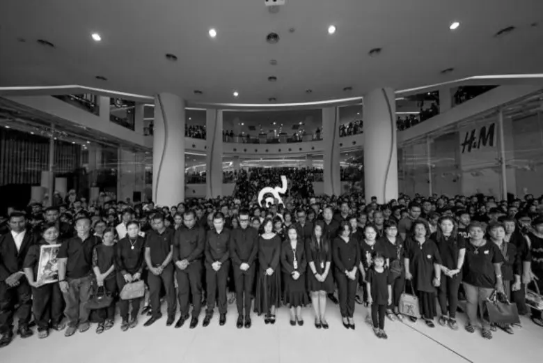 3 ศูนย์การค้าในเครือ “เอ็ม บี เค กรุ๊ป” พร้อมร้านค้า และผู้ใช้บริการร่วมยืนสงบนิ่ง 89 วินาที เพื่อถวายความอาลัยในหลวง ร.9