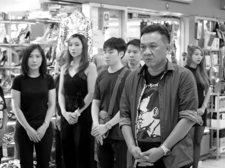 3 ศูนย์การค้าในเครือ “เอ็ม บี เค กรุ๊ป” พร้อมร้านค้า และผู้ใช้บริการร่วมยืนสงบนิ่ง 89 วินาที เพื่อถวายความอาลัยในหลวง ร.9