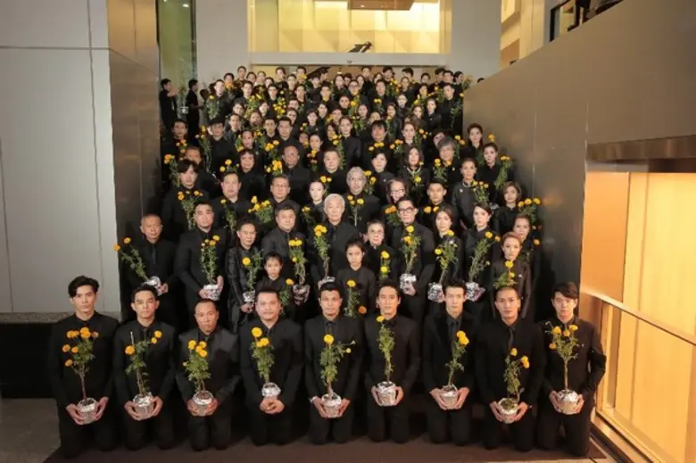 คณะผู้บริหาร ศิลปิน นักแสดง และพนักงานแกร...