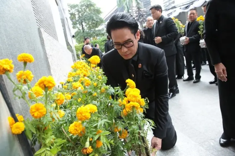 คณะผู้บริหาร ศิลปิน พนักงานแกรมมี่ ช่องวัน 31 และช่องจีเอ็มเอ็ม 25 ร่วมพิธีถวายความจงรั?กภักดี และน้อมสำนึกในพระมหา?กรุณาธิคุณเป็นล้นพ้น?อันหาที่สุดมิได้ แด่พระบาทสมเด็จพระปร?มินทรมหาภูมิพลอดุลยเ?ดช บรมนาถบพิตร