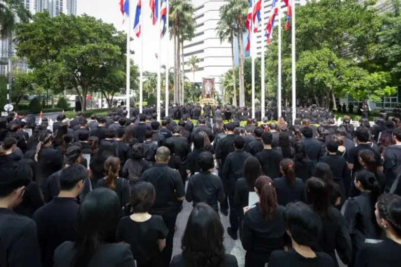 อสมท ยืนสงบนิ่งแสดงความอาลัยในหลวง รัชกาลที่ 9