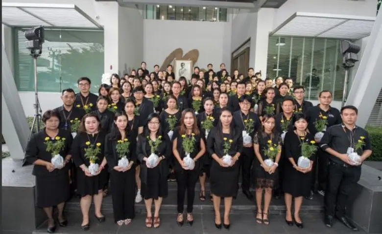 คณะผู้บริหารและพนักงานแม็คกรุ๊ปร่วมน้อมสำ...