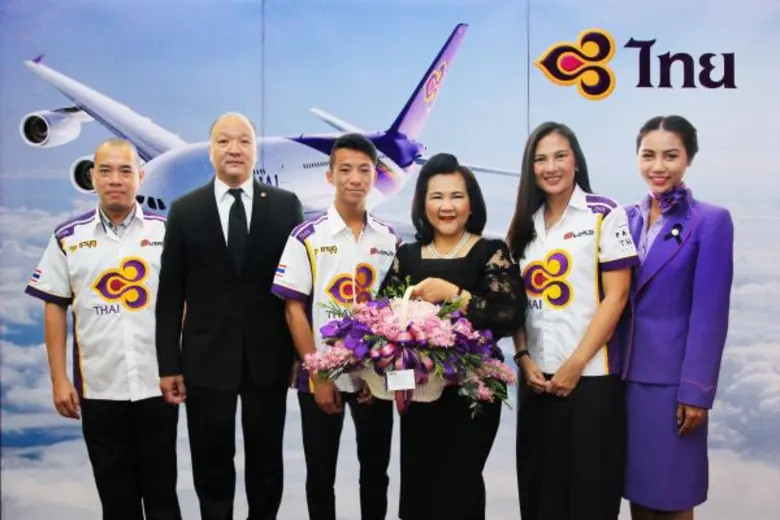 นางอุษณีย์ แสงสิงแก้ว (ที่ 4 จากซ้าย) รัก...