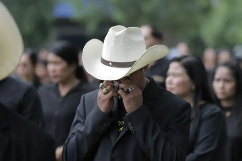หนองโพฯ จัดพิธีน้อมรำลึกในพระมหากรุณาธิคุณ รวมพลผู้บริหาร พนักงาน และเกษตรกรโคนมทั่วประเทศ ร่วมถวายอาลัยพระบาทสมเด็จพระปรมินทรมหาภูมิพลอดุลยเดช