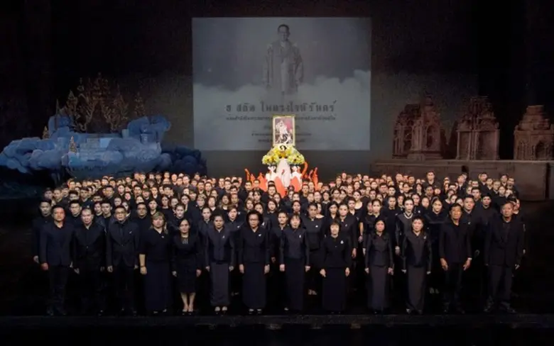 สยามนิรมิตจัดเวทีระดับโลก ผู้บริหารและพนักงานร่วมยืนสงบนิ่ง 89 วินาที