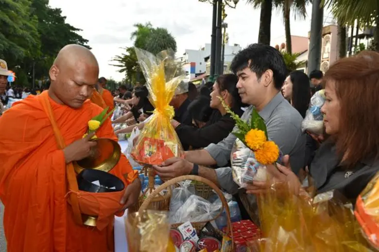 ม.อ.ตรัง ร่วมตักบาตรถวายเป็นพระราชกุศล ครบ 1 ปี วันสวรรคต ร.9