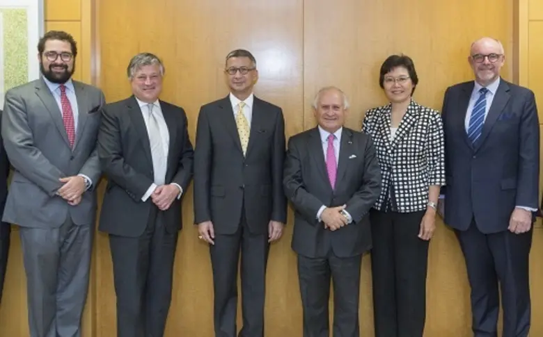 นายพิมล ศรีวิกรม์ ประธานกรรมการและประธานก...