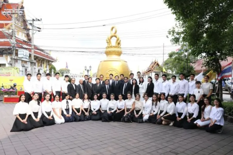 ช่อง 7 สี นำคณะผู้บริหาร นักแสดง ผู้ประกาศข่าว และพนักงาน  ถวายผ้าพระกฐินพระราชทาน ประจำปี 2560