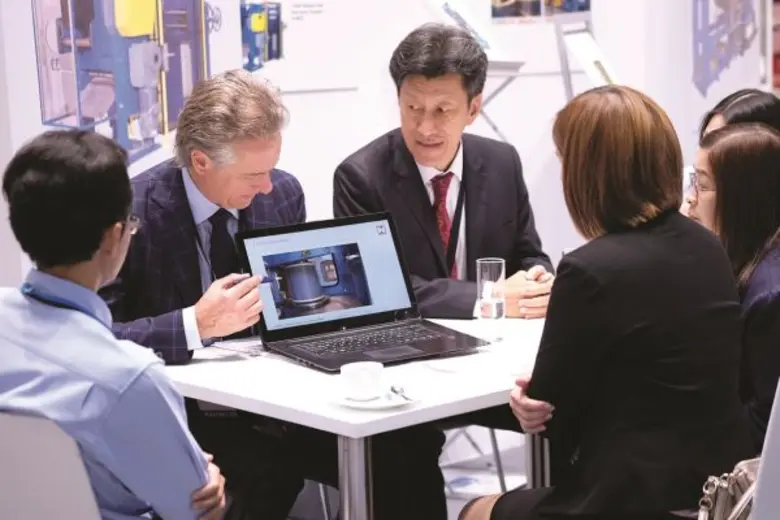 - ผู้จัดแสดงสินค้าจำนวนกว่า 400 บริษัท จา...