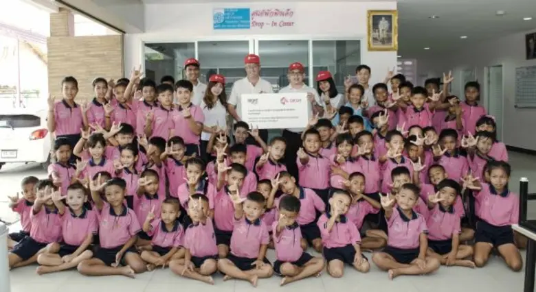 นายเบรต ตูเนอร์ (แถวหลัง: คนที่สามจากทางซ...