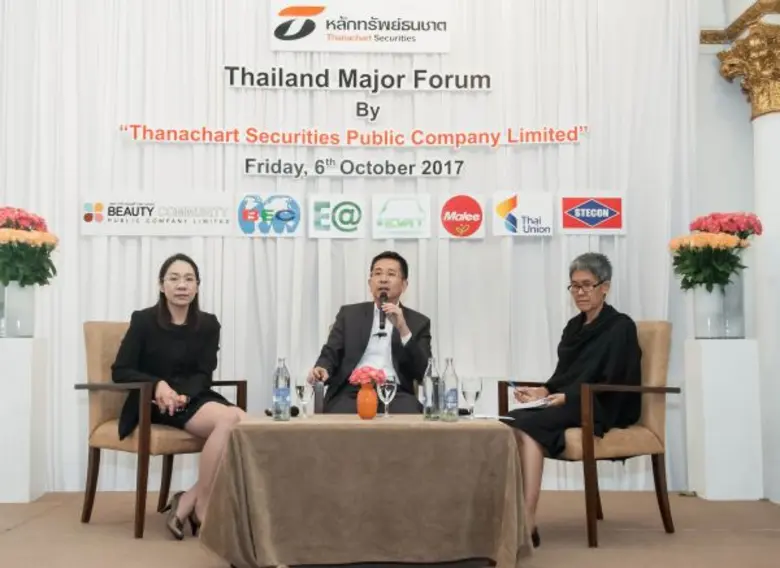 คุณสมโภชน์ อาหุนัย (กลาง) ประธานเจ้าหน้าท...