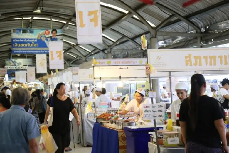 ตลาดยิ่งเจริญเชิญชวนคนไทยถือศีลกินเจ ถวายแด่ ... พ่อหลวงของปวงไทย ด้วยทานบารมี จัดเมนูอาหารเจ 4 ภาค กว่า 100 เมนู