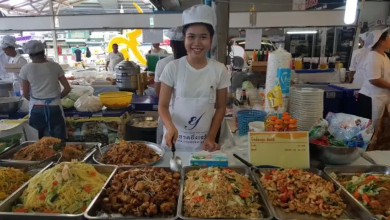 ตลาดยิ่งเจริญเชิญชวนคนไทยถือศีลกินเจ ถวายแด่ ... พ่อหลวงของปวงไทย ด้วยทานบารมี จัดเมนูอาหารเจ 4 ภาค กว่า 100 เมนู