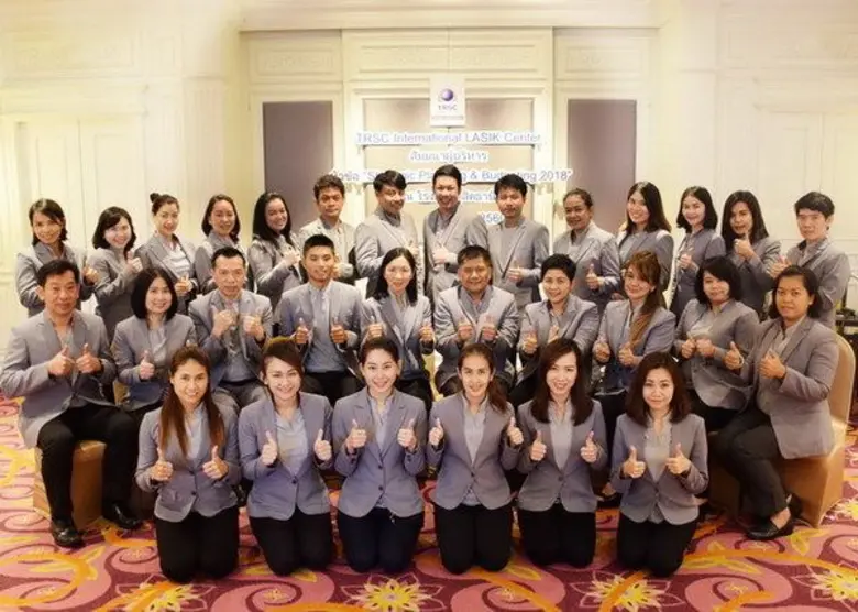 วนิดา ชันซื่อ ประธานกรรมการบริหาร (แถวกลา...