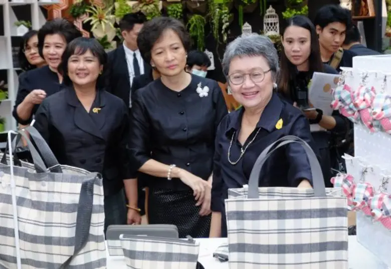 นางอภิรดี ตันตราภรณ์ (ขวา) รัฐมนตรีว่าการ...