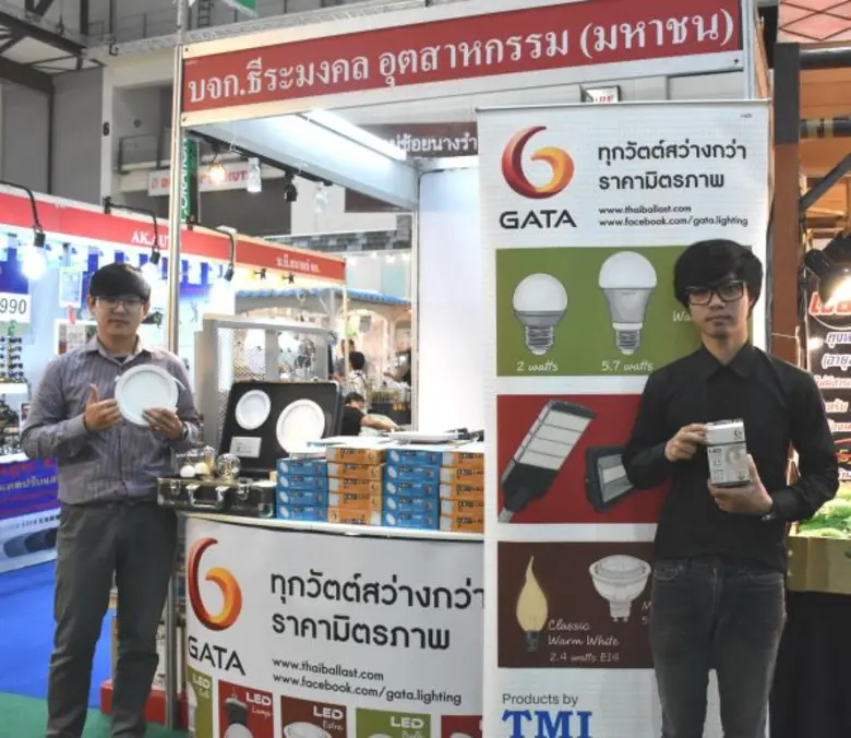 นายกิจจา วรรณทนาพร (ซ้าย) เจ้าหน้าที่การต...