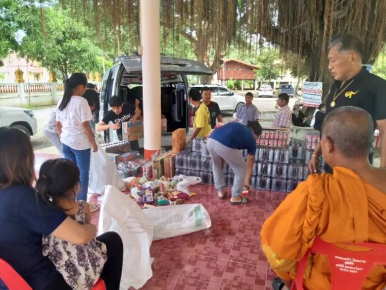 ชื่นชม อู๊ด เป็นต่อ ลงพื้นที่!!! ช่วยชาวบ้านถูกน้ำท่วมที่จ.ชัยนาท