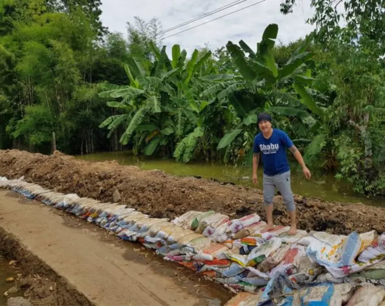 ชื่นชม อู๊ด เป็นต่อ ลงพื้นที่!!! ช่วยชาวบ้านถูกน้ำท่วมที่จ.ชัยนาท