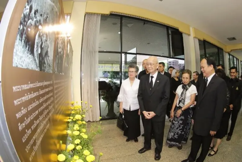 ม.ร.น้อมรำลึกในพระมหากรุณาธิคุณรัชกาลที่ 9 จัดนิทรรศการ“ธ สถิตกลางใจปวงประชา”