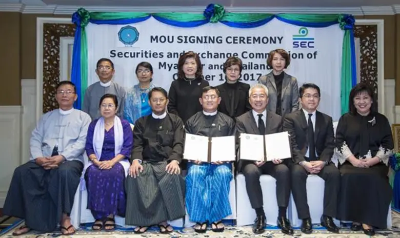 นายรพี สุจริตกุล (นั่งลำดับที่ 3 จากขวา) ...