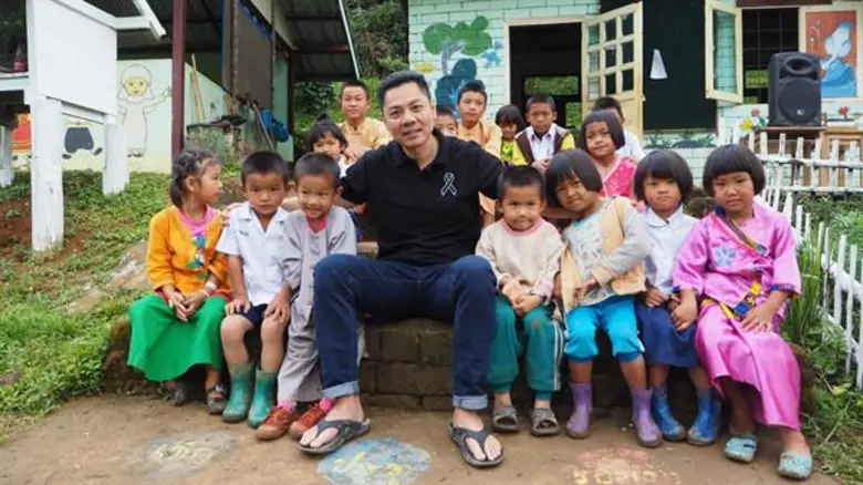 “โมโน กรุ๊ป” ขึ้นดอย “ตามรอยเท้าพ่อหลวง” ร่วมบริจาคสิ่งของในโครงการ “พี่จ๋า...หนูรออยู่”