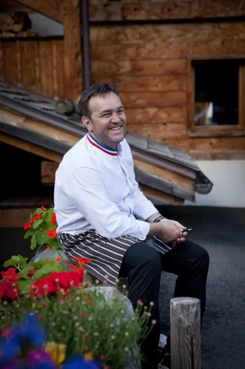 The Fragrance of Perfection! มื้อดินเนอร์สุดเอ็กซ์คลูซีฟ โดย เชฟ เอ็มมานูเอล เรอโน มิชลินสตาร์ระดับ 3 ดาว บินตรงจากเทือกเขาแอลป์ ประเทศฝรั่งเศส ในวันที่ 22 ถึง 25 พฤศจิกายน 2560 โรงแรม วี กรุงเทพฯ และ โรงแรม วี วิลล่า หัวหิน เอ็มแกลเลอรี บาย โซฟิเทล