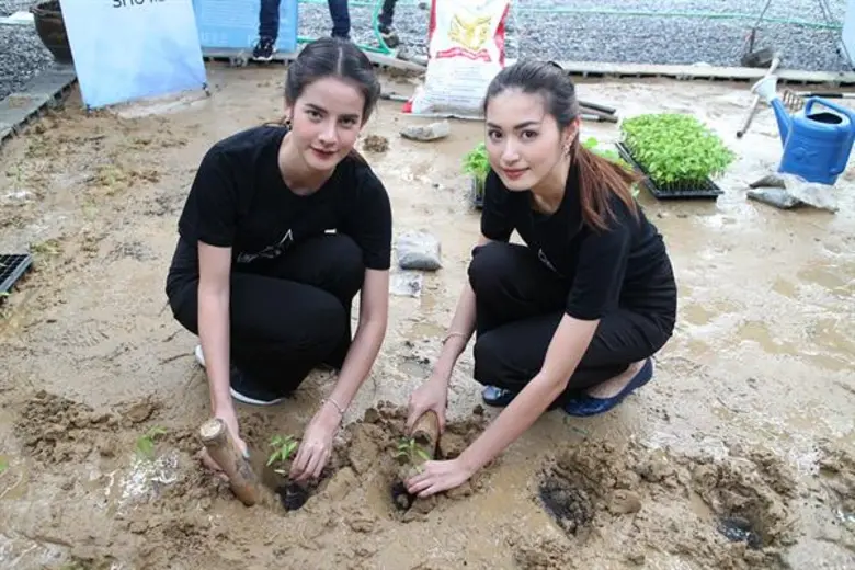 “มิสทีน ไทยแลนด์” ครีม-วริศรา, น้ำหวาน-ชนนันท์ ร่วมชมสวนหยาดเหงื่อพระราชา พร้อมเรียนรู้ศาสตร์พระราชา