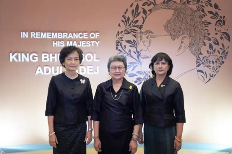 นางอภิรดี ตันตราภรณ์ (กลาง) รัฐมนตรีว่ากา...